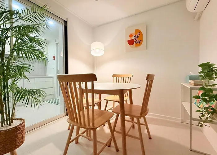 Free Airport Drop-off For Of 7 Nights Or , Elevator Available , Free Luggage Storage , 6-minute Walk To Gunja Station , 3-minute Walk To The Airport Bus * ソウル特別市